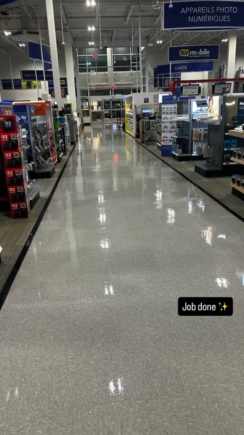 Sol brillant chez Best Buy — lavage à pression et entretien commercial