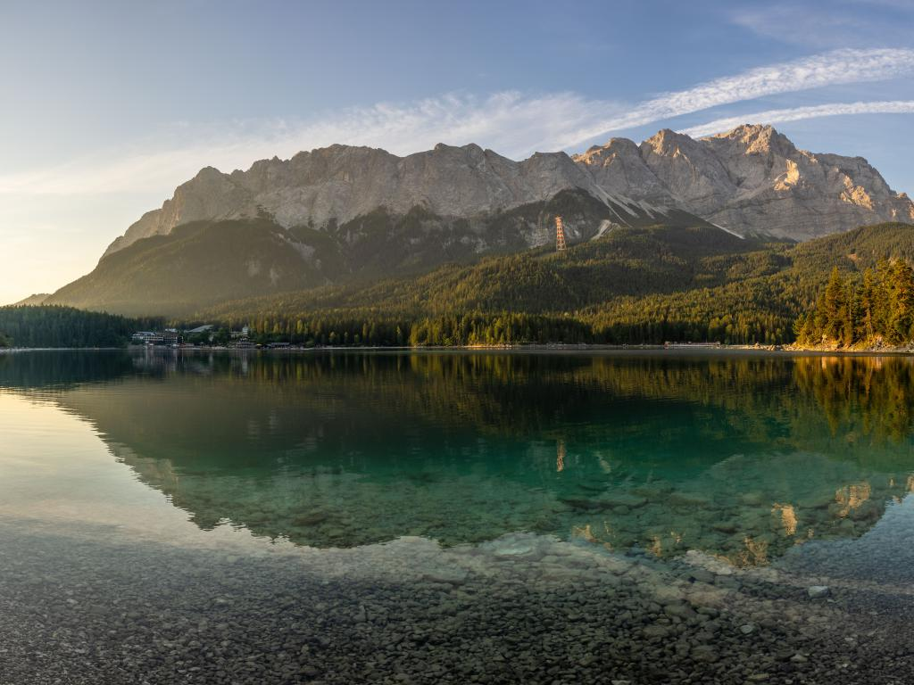 Eibsee vor dem Zugspitzmassiv in Bayern
