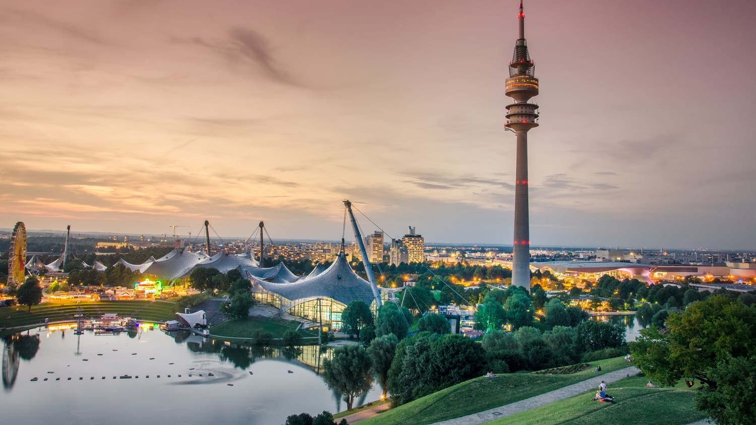 Olympiapark und Olympiaturm in München bei Sonnenuntergang