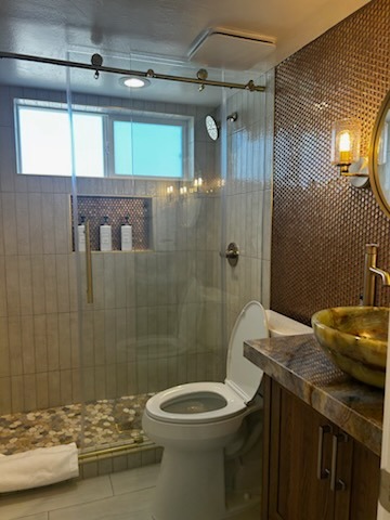 Luxury Bathroom Glass & Vessel Sink Detail