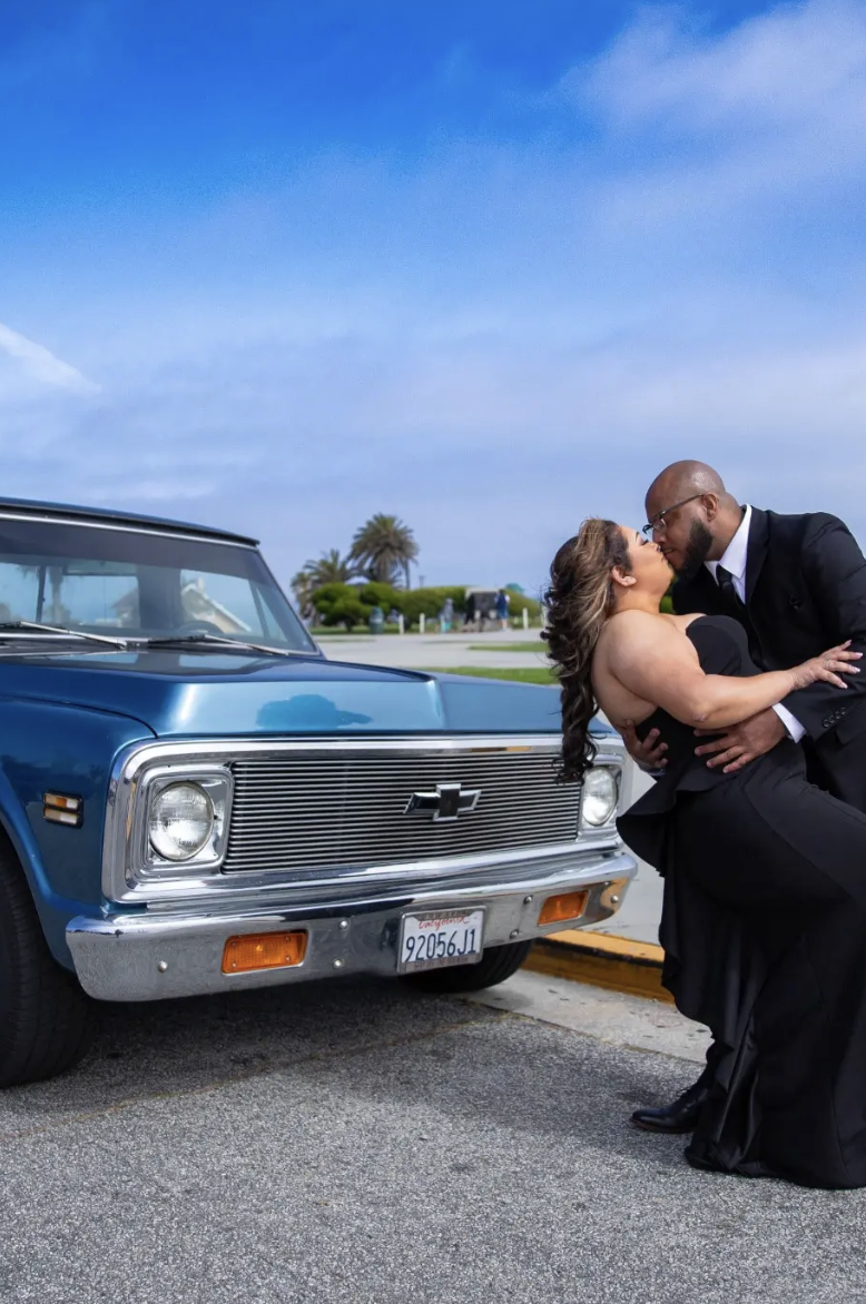 Classic Car Wedding Kiss
