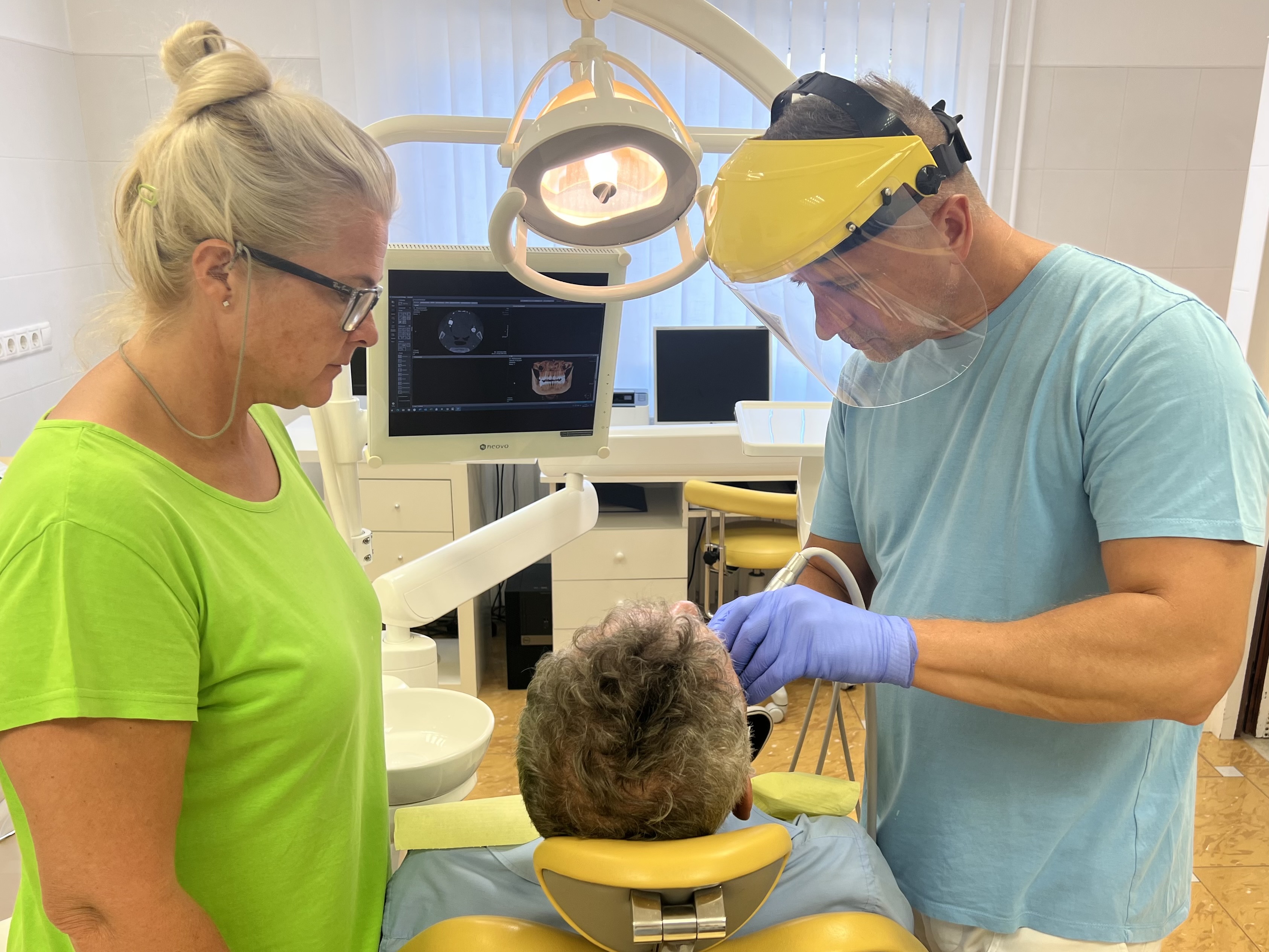 Treatment in progress at DentalCom clinic in Soltvadkert