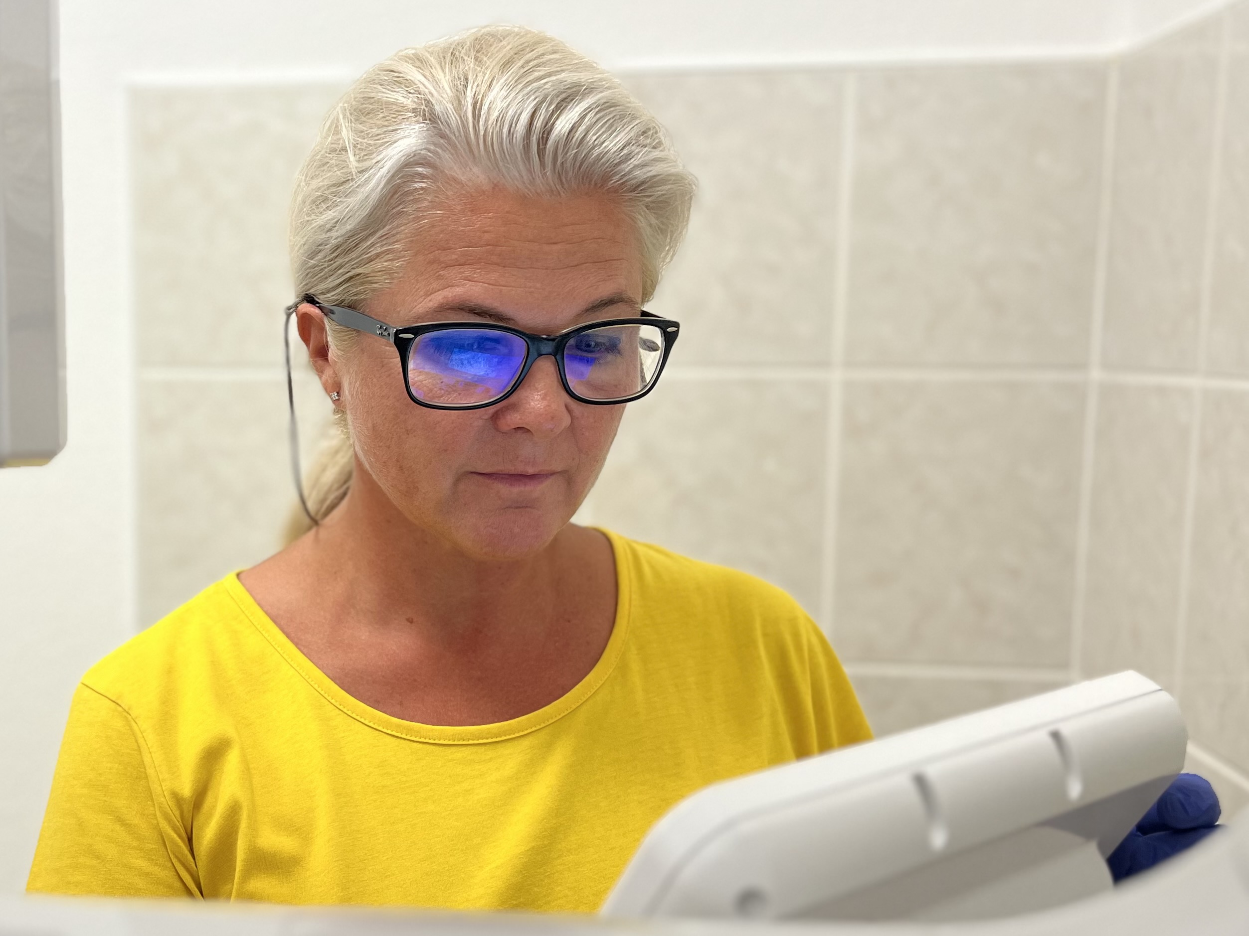 Dental staff reviewing a panoramic X-ray at DentalCom in Soltvadkert