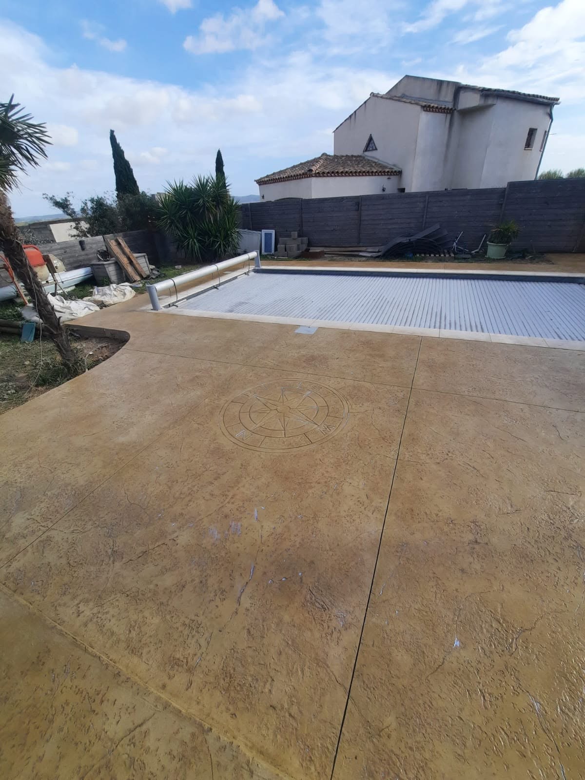 Béton Imprimé Boussole & Plage de Piscine · Expert Sol France