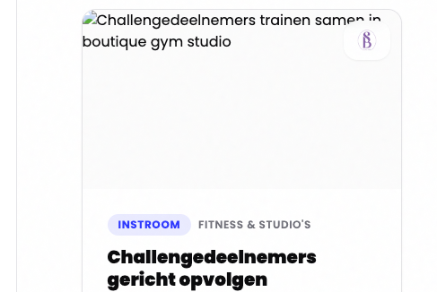 Twee tevreden sporters die samen trainen in boutique gym