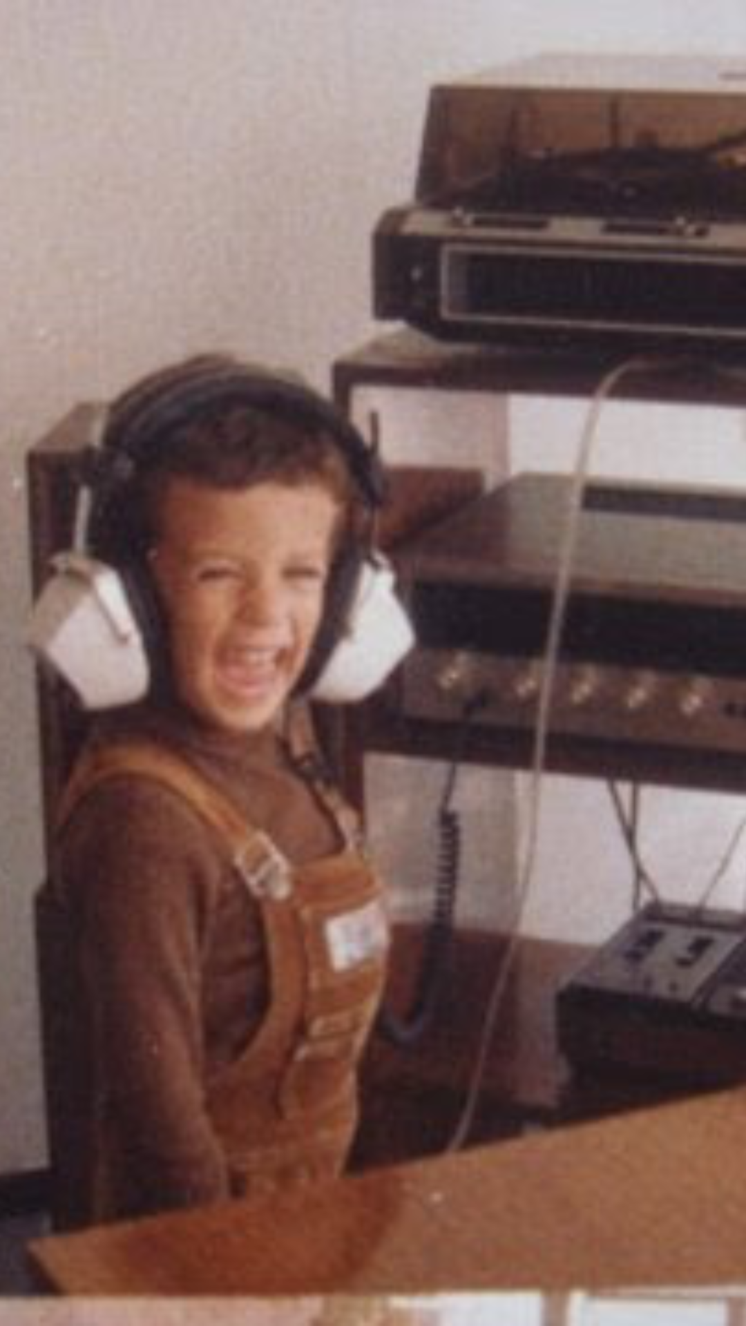 Felipe Peña y Lillo de niño escuchando música con audífonos