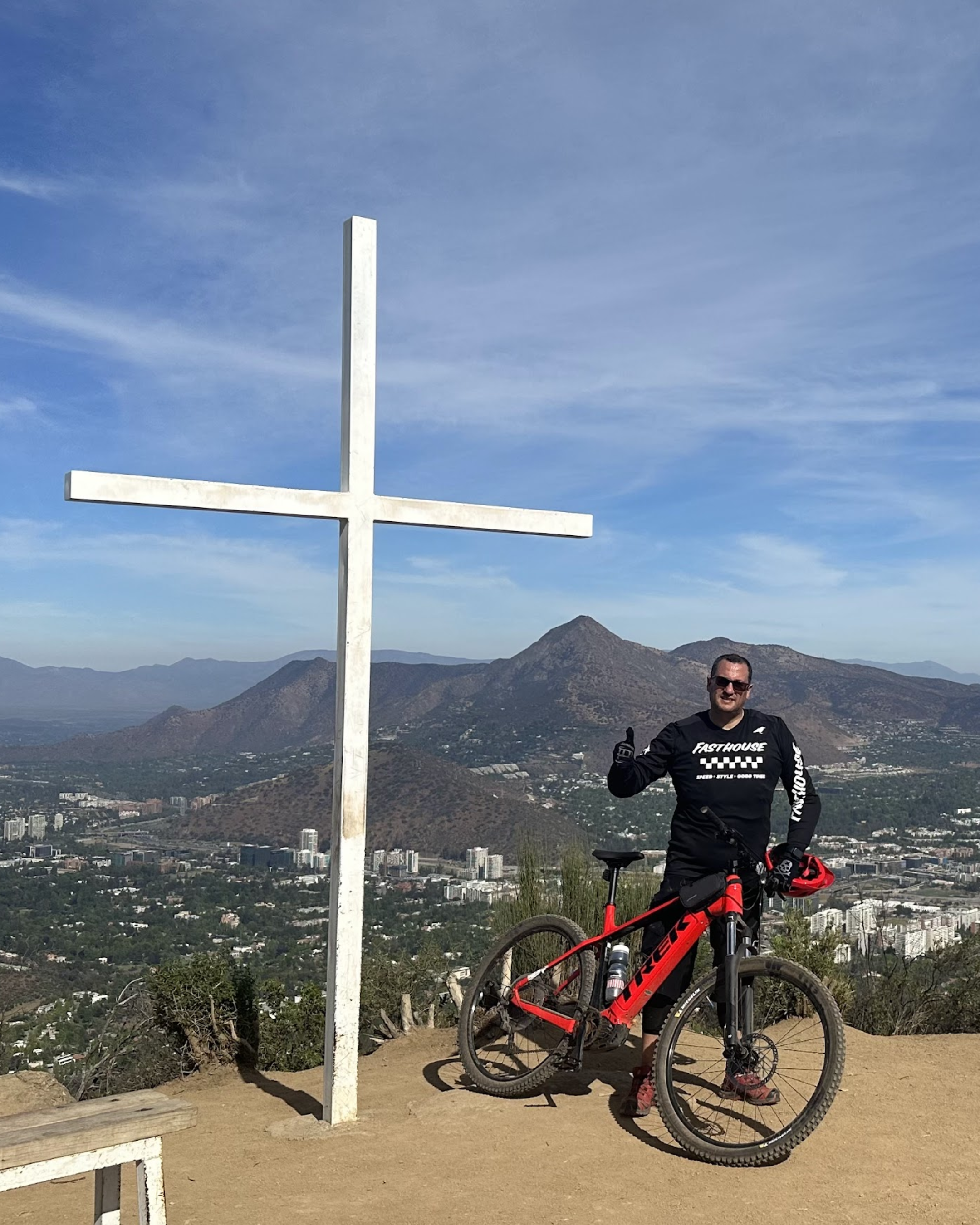 Felipe Peña y Lillo practicando Mountain Bike en la cumbre