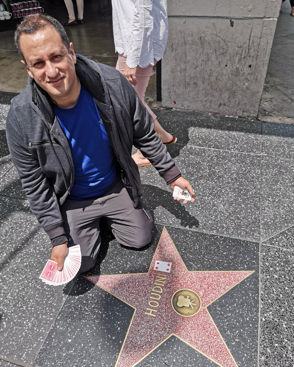 Felipe Peña y Lillo con baraja de cartas en la estrella de Houdini