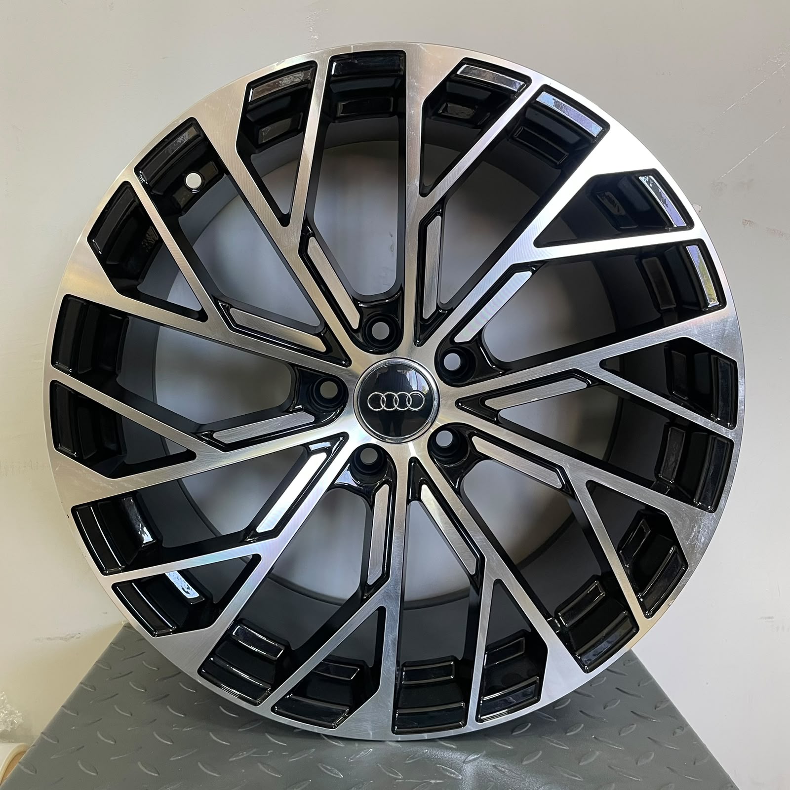 Rin 19X8.5 5-112 GLOSS MACHINE FACE 19X8.5 5-112 - Llantas Imperio
