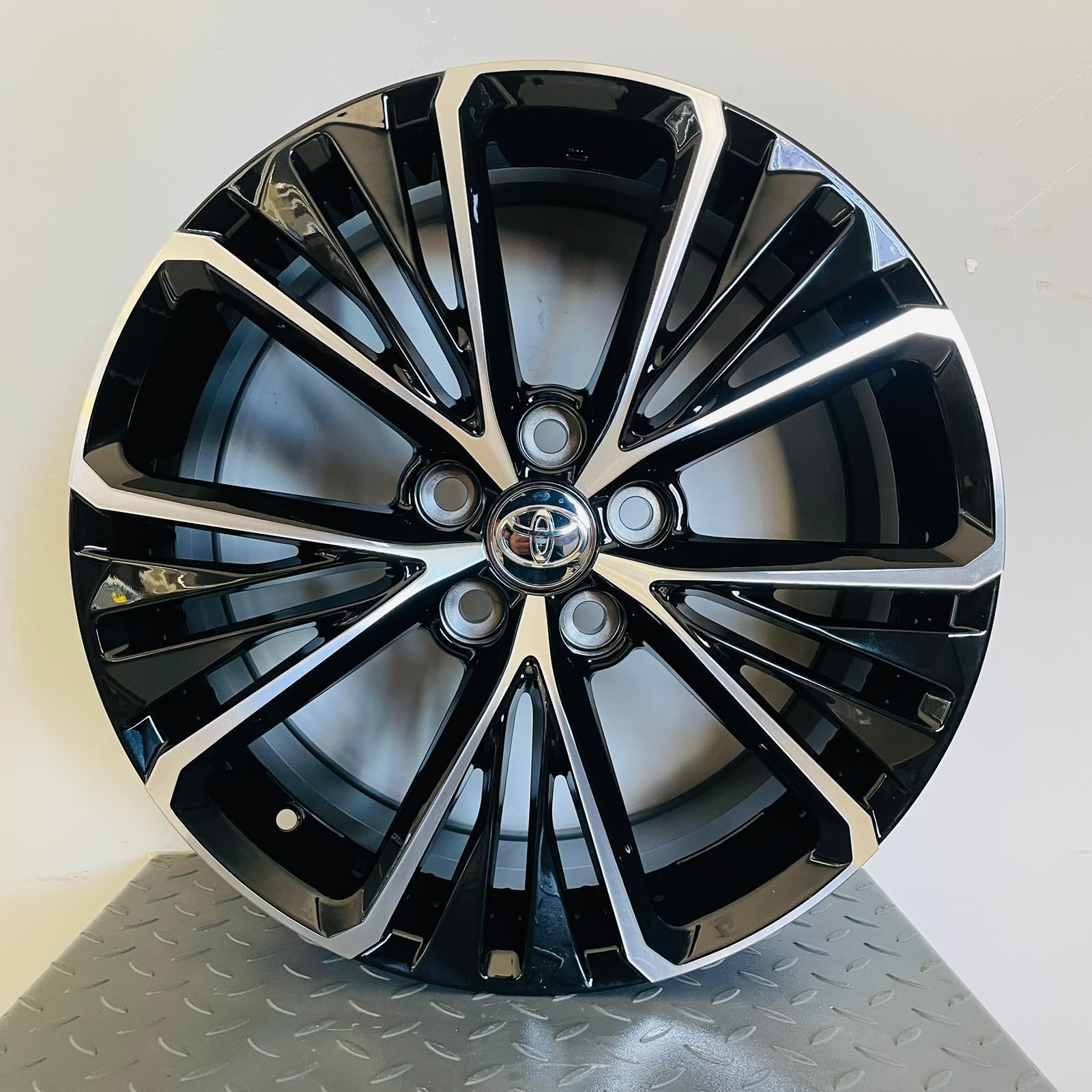 Rin 18x8 5x114.3 MACHINED BLACK 18X8 5-114.3 - Llantas Imperio
