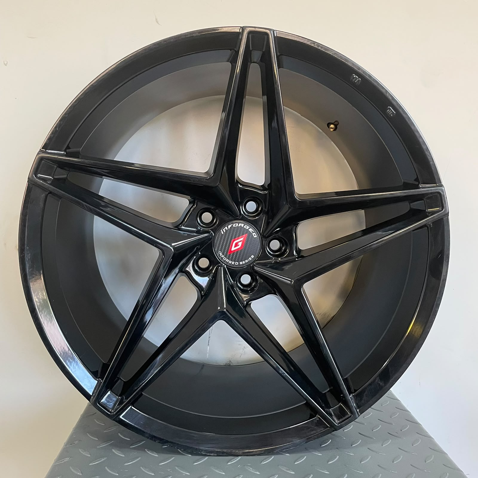 Rin 20x8.5/10 5-114.3 BLACK GLOSS 20X8.5/10.5 5-114.3 (5-112/114) - Llantas Imperio