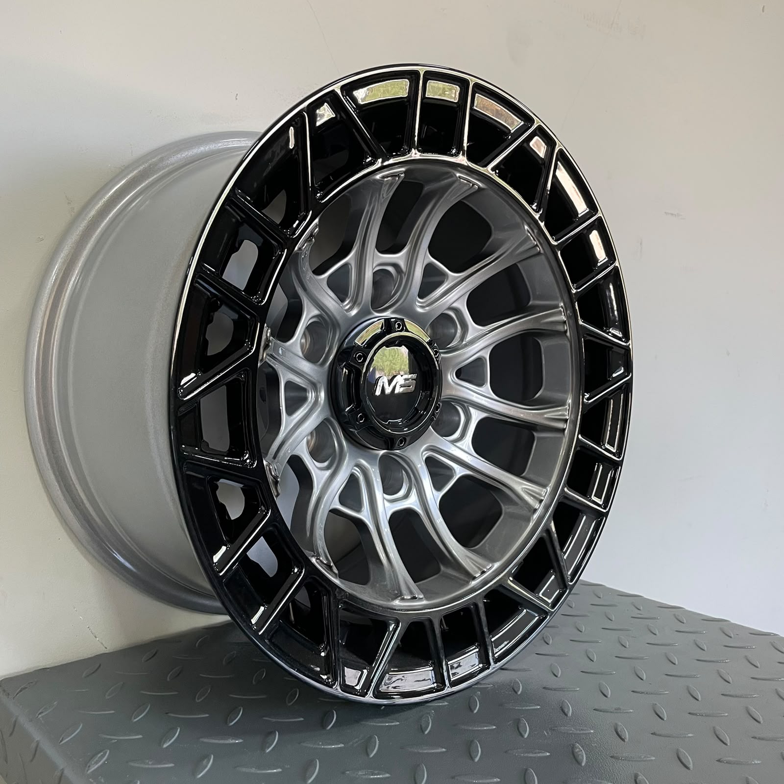Rin 15X8 6-139.7 SILVER FACE BLACK LIP 15X8 6-139.7 - Llantas Imperio