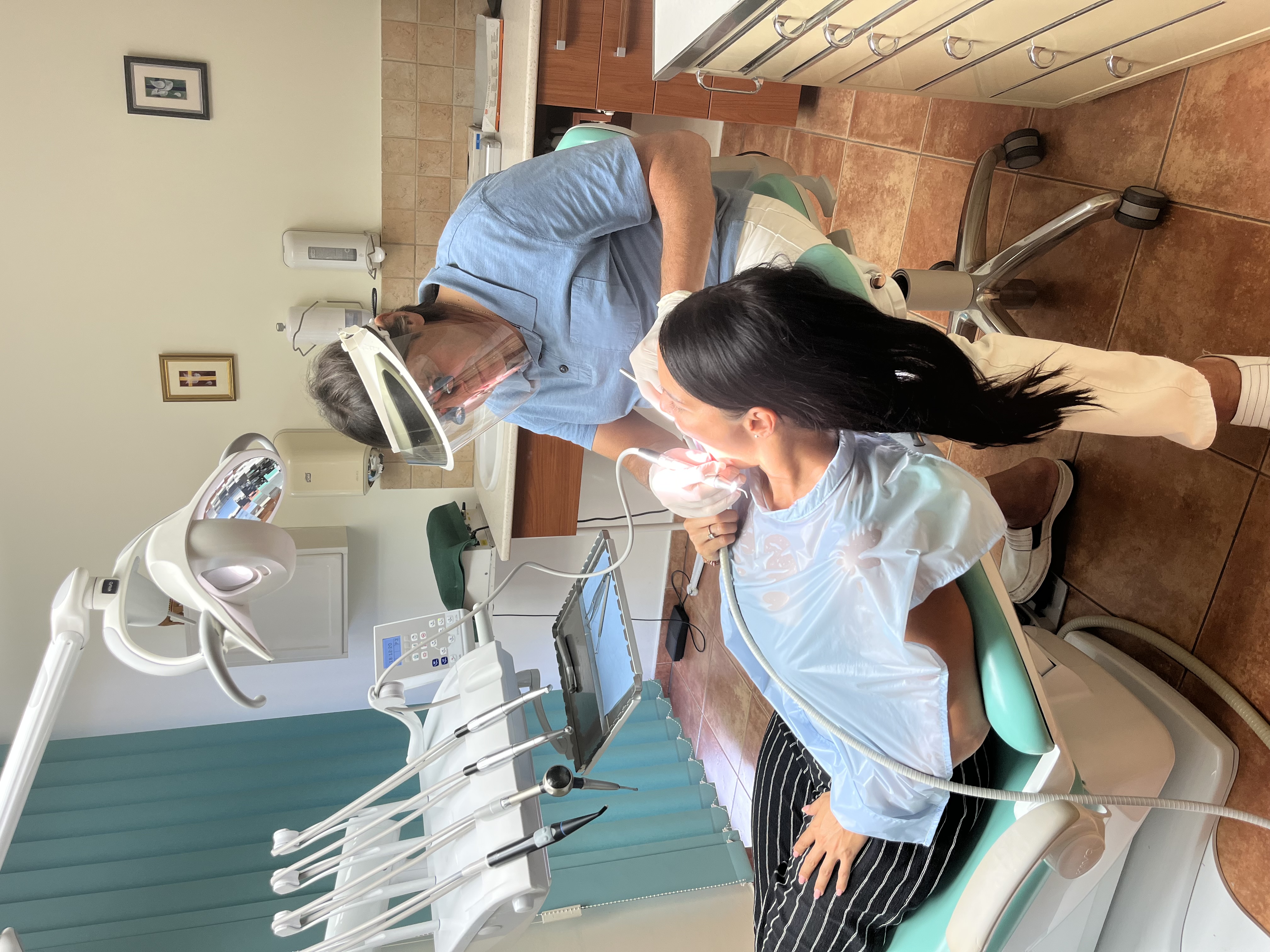 Dr. Máriási Béla és munkatársa a Value Dentalnál Győrben