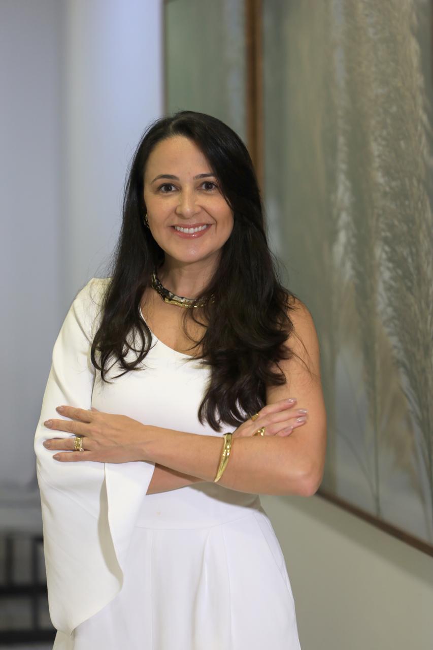 Dra. Marília Neves Cipriano em seu consultório, em ambiente de atendimento calmo e acolhedor
