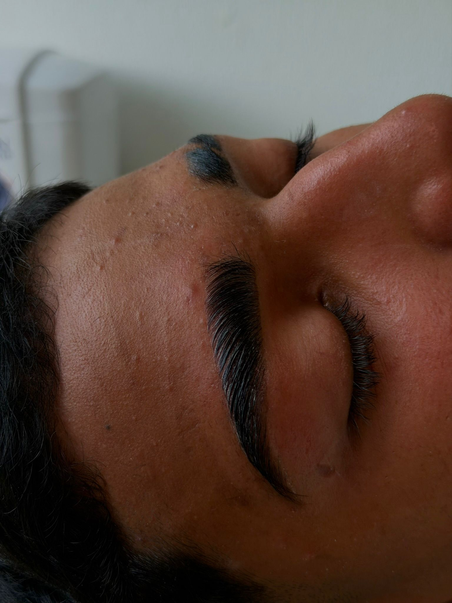 Detalle de cejas perfectamente perfiladas y laminadas