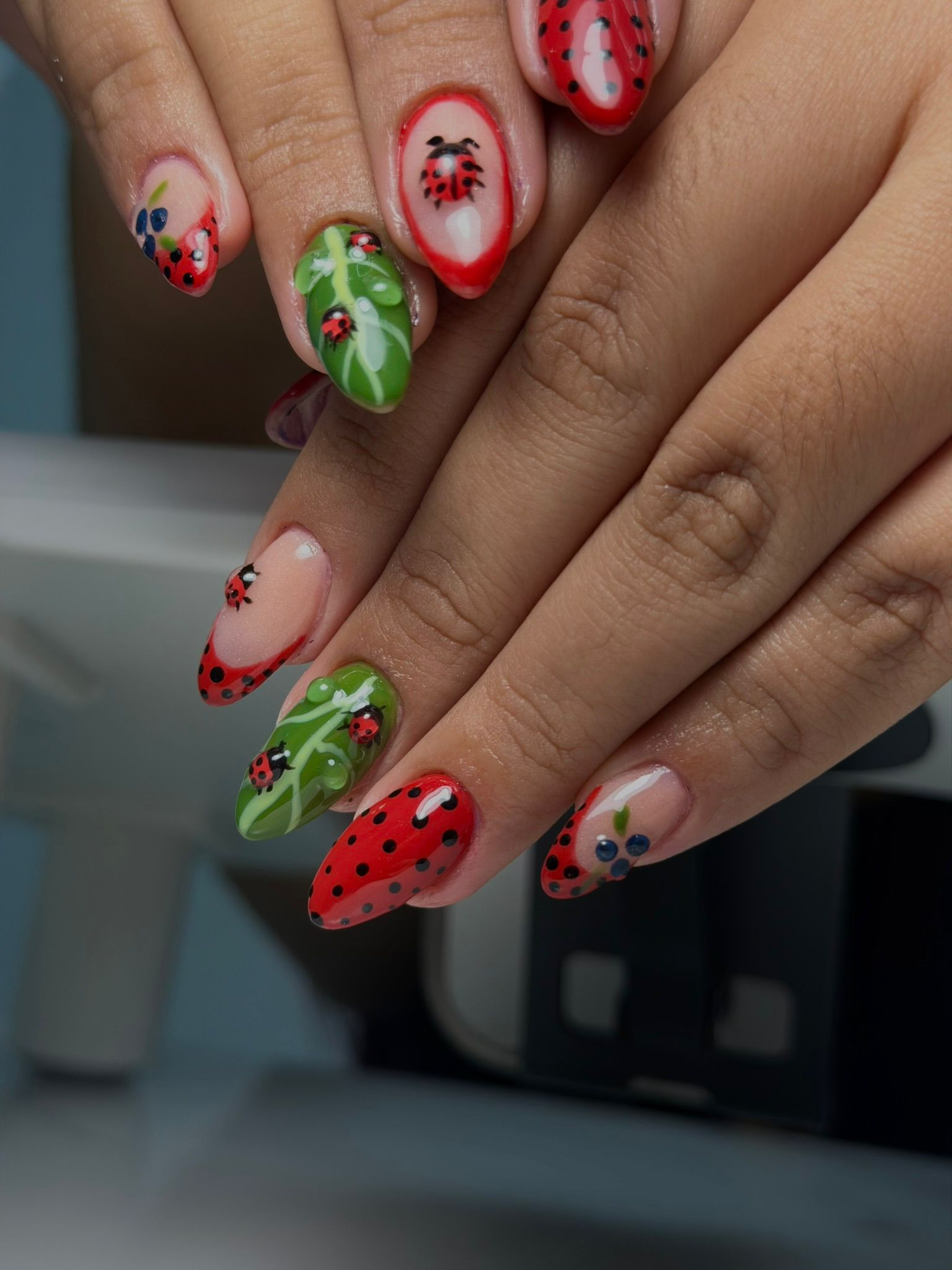 Diseño de uñas artístico con tema de mariquitas