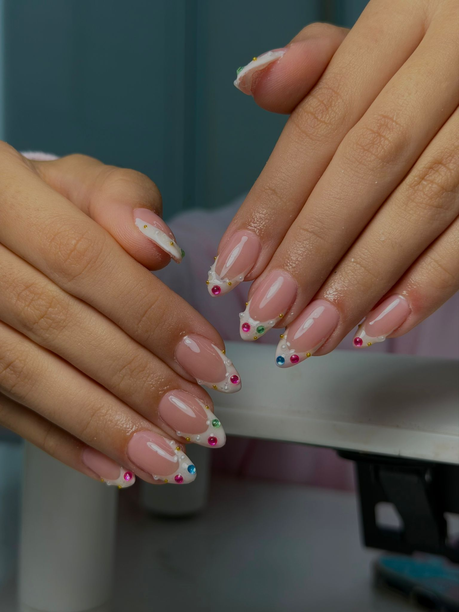 Diseño de uñas con piedras de colores y francés de KP Beauty Studio