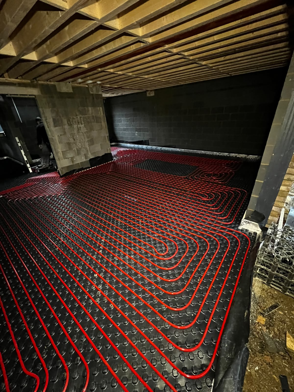 Underfloor heating manifold and pipe circuits installation
