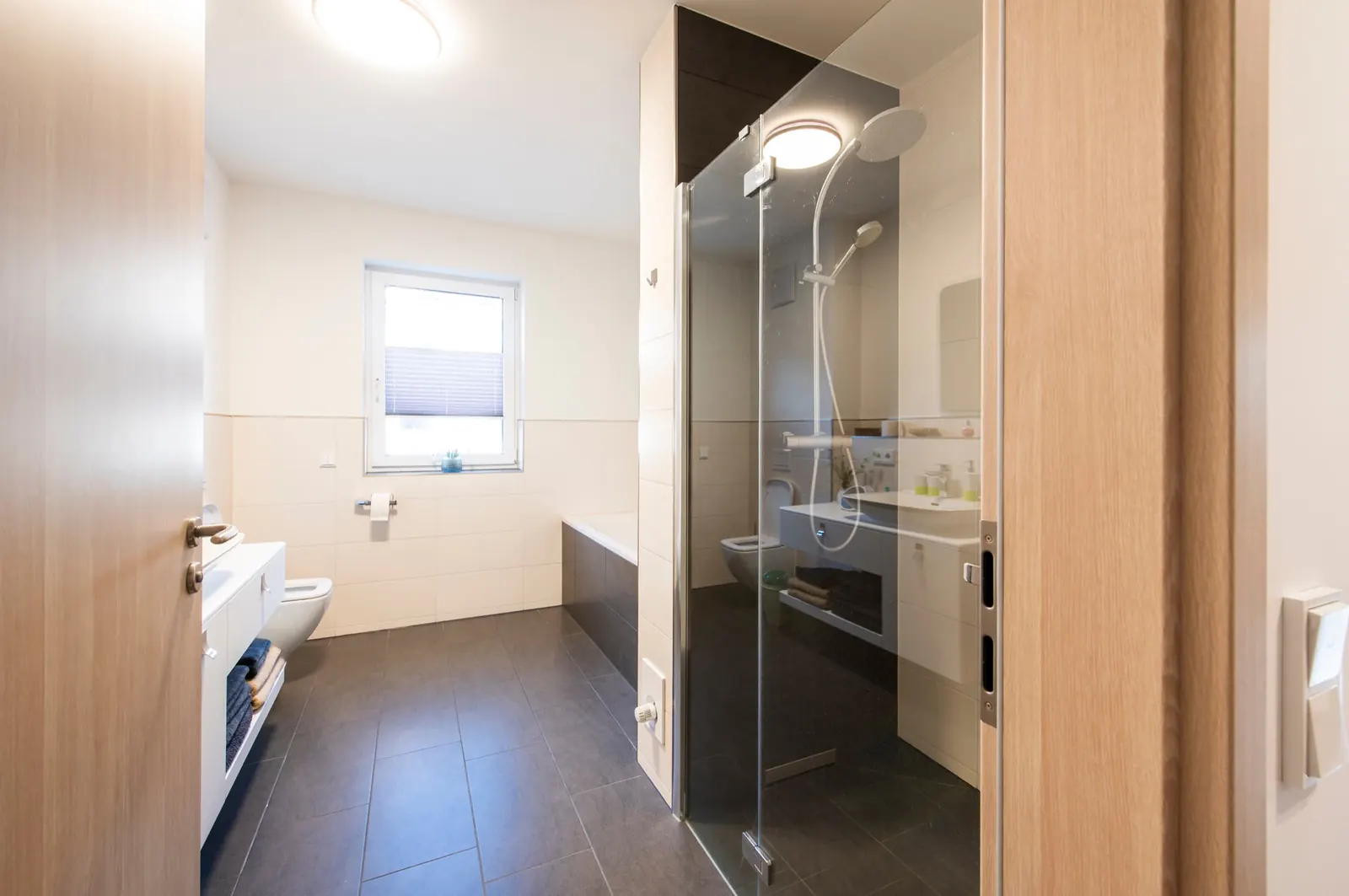 Bathroom & Guest WC – Bathroom with washbasin & mirror