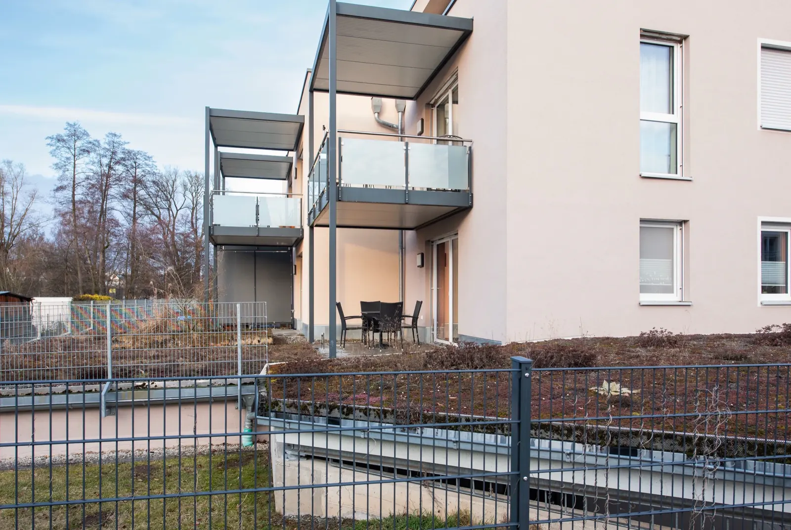 Access & Surroundings – Exterior with terrace on the mezzanine & parking space