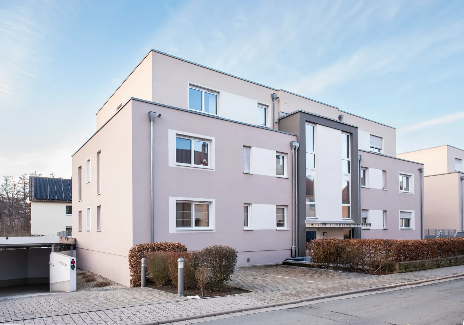 Access & Surroundings – Exterior view of the building