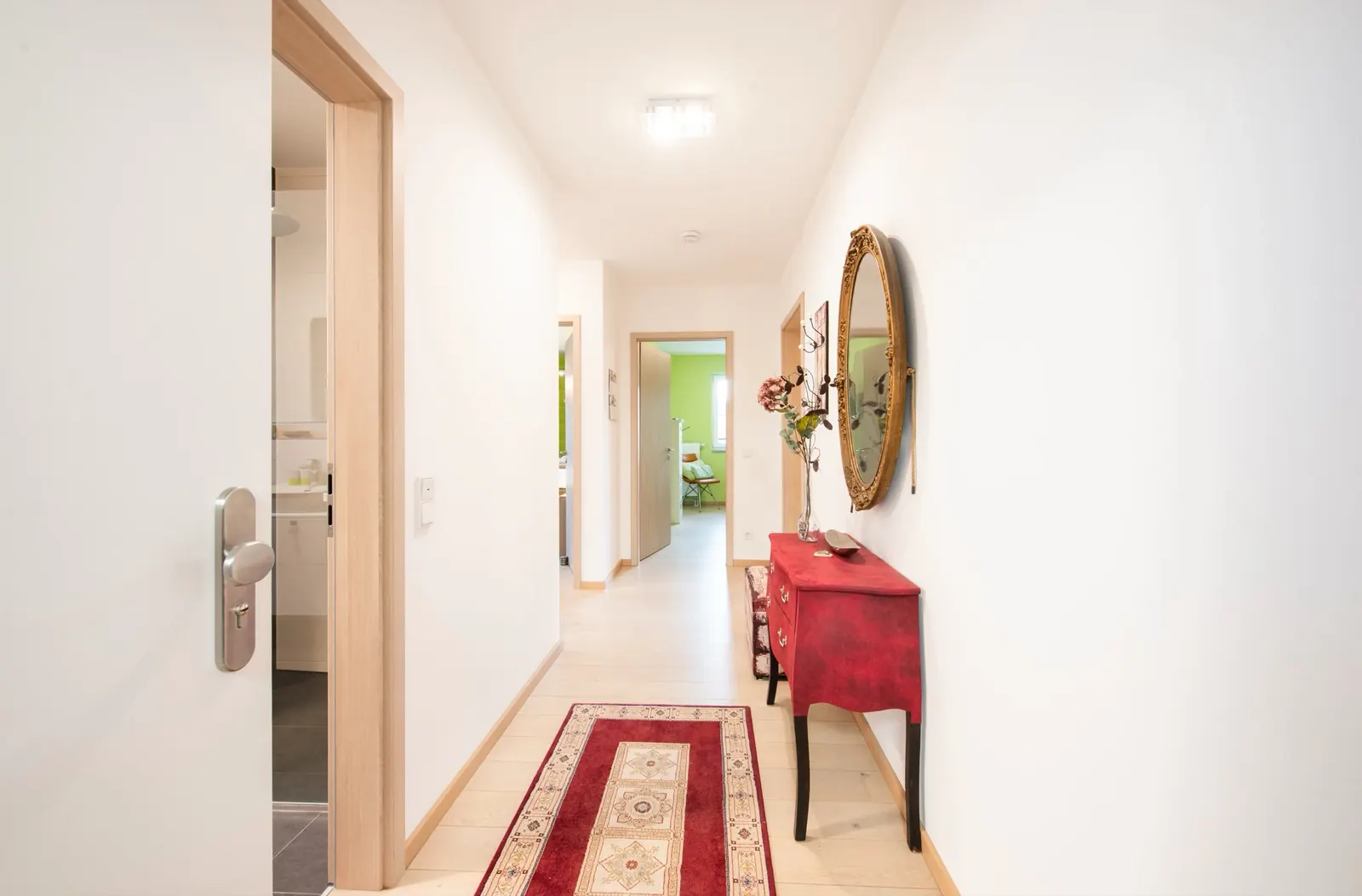 Access & Surroundings – Entrance hall with access to the bathrooms