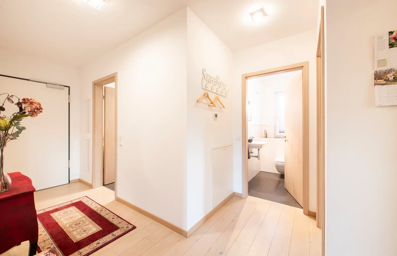 Access & Surroundings – Hallway with wardrobe