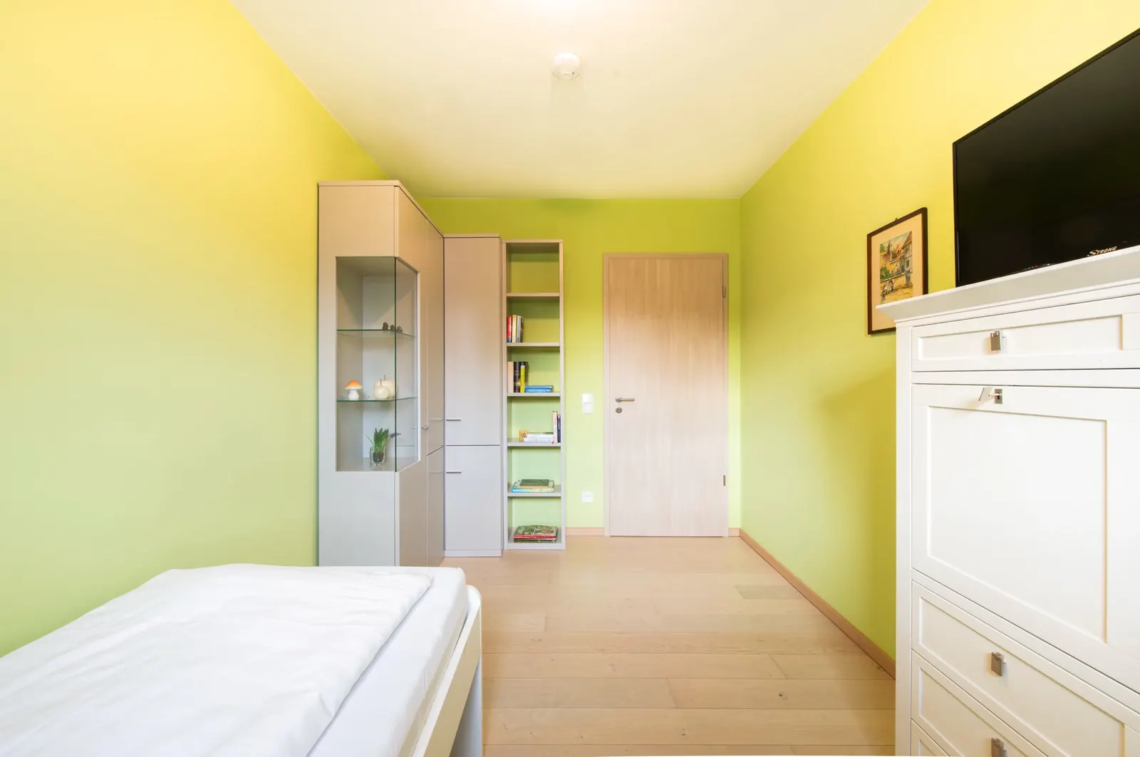 Bedrooms – Workspace with writing desk & TV