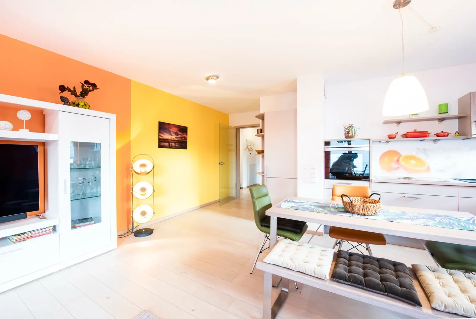 Living & Kitchen – Dining area with view of the kitchen
