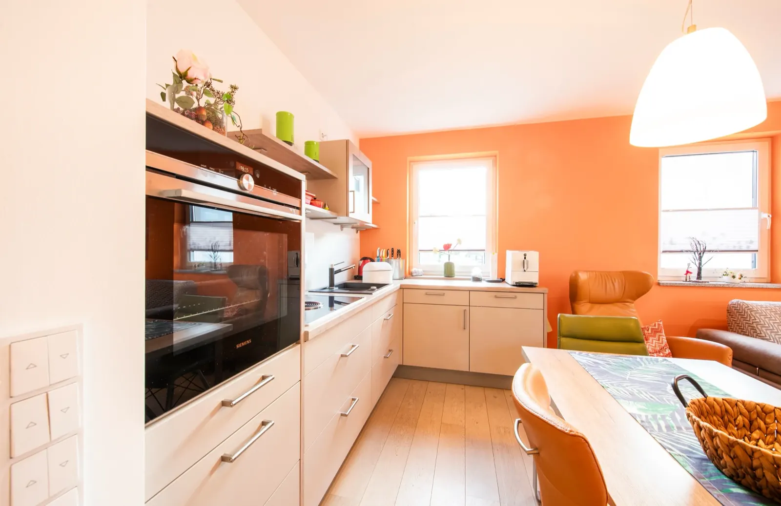 Living & Kitchen – Fitted kitchen with Siemens oven