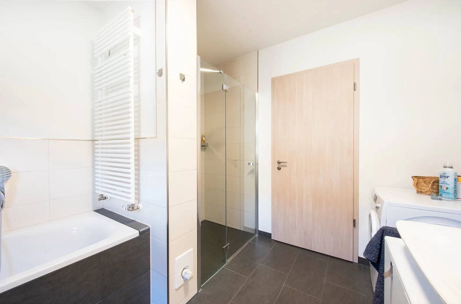 Bathroom & Guest WC – Walk-in shower & bathtub