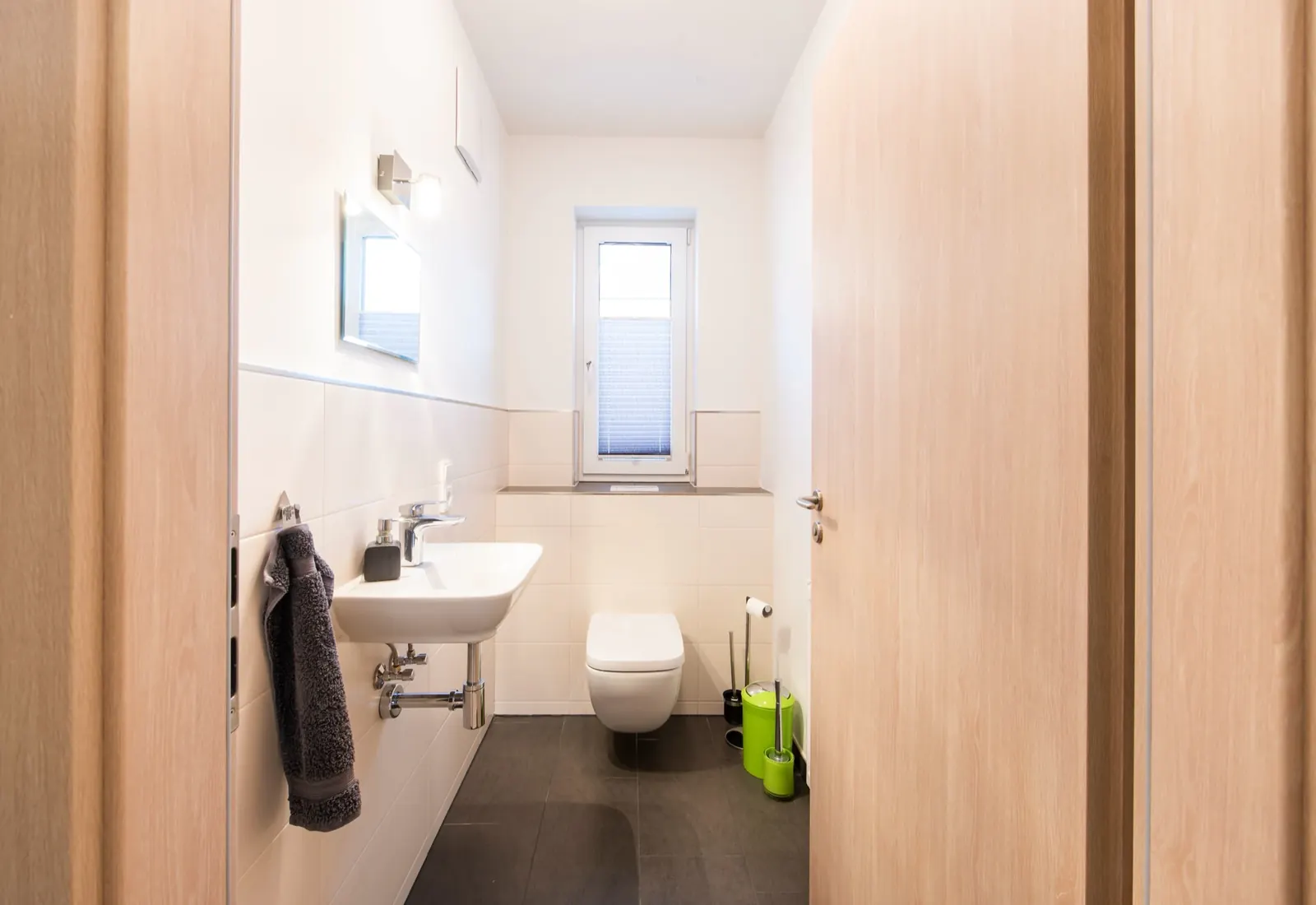 Bathroom & Guest WC – Separate guest WC with washbasin
