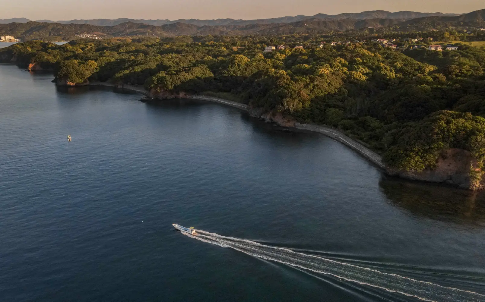 Turquoise Caribbean sea and private island resort — photo 1