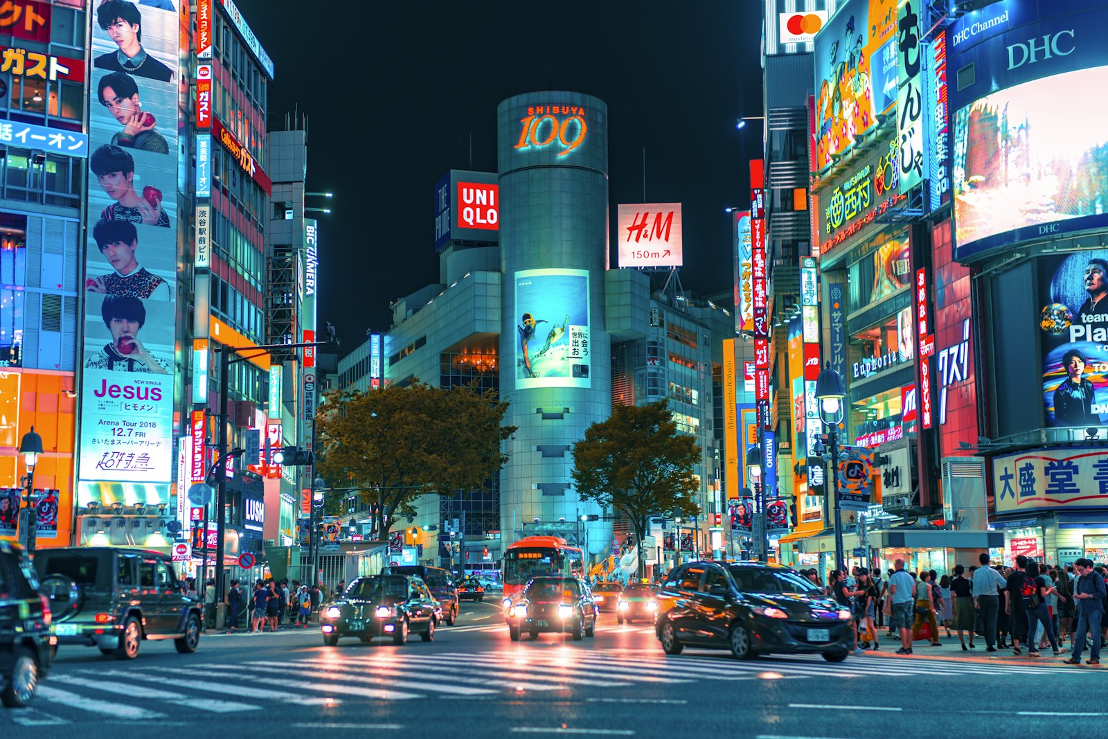 Tokyo vibrant family friendly street and pop culture district — photo 1