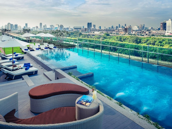 Mercure Bangkok Makkasan rooftop infinity pool city skyline views — photo 1