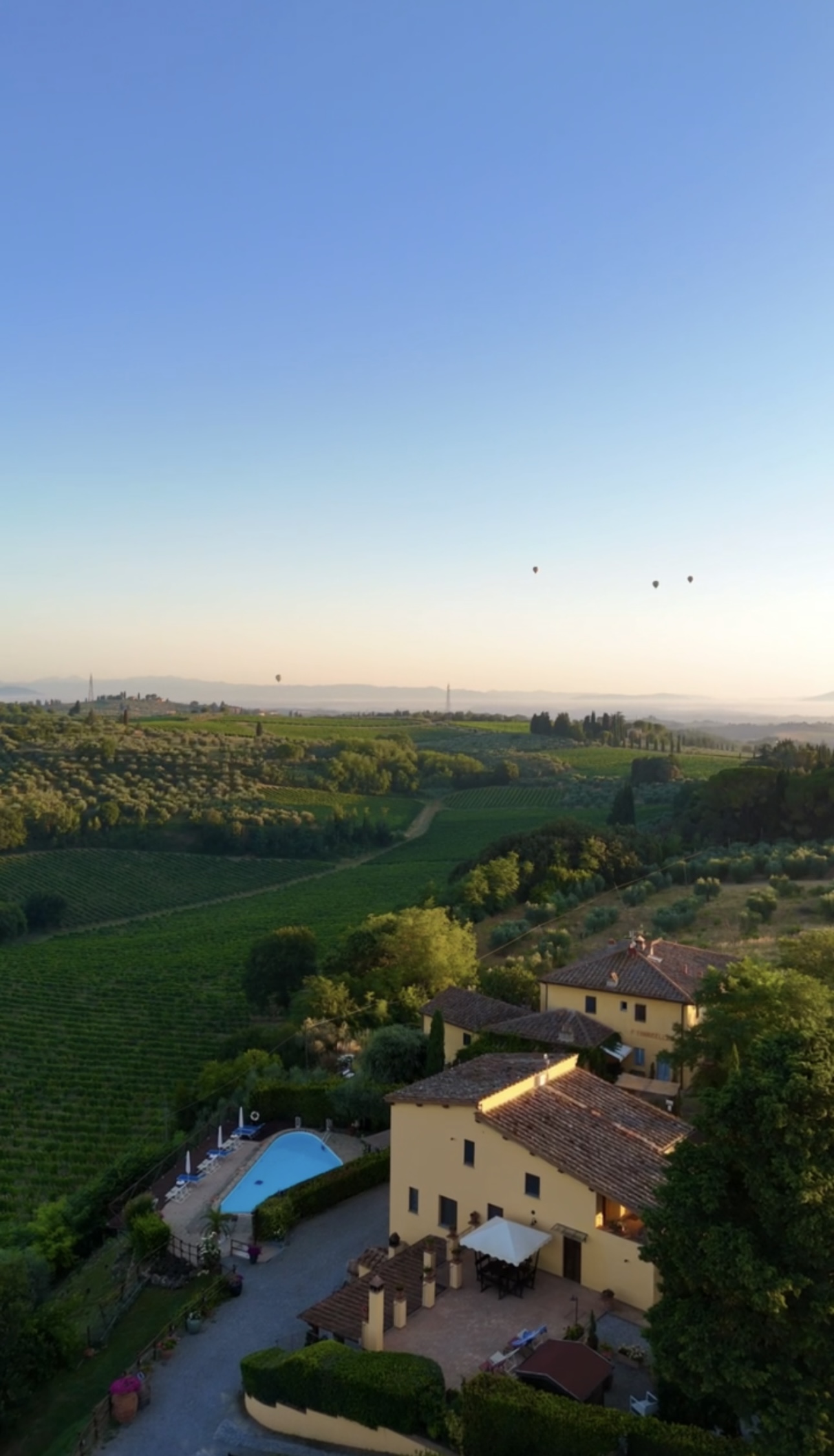 Podere Vergianoni 17th-century Tuscan farmhouse and panoramic pool in Chianti hills — photo 5
