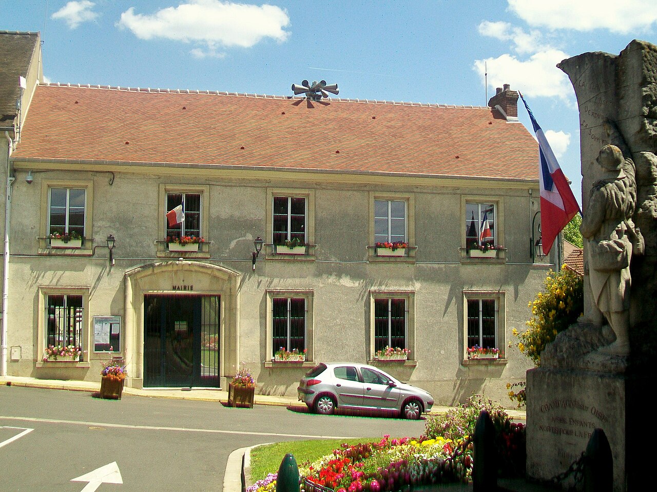 Vue de la Mairie de Champagne-sur-Oise à proximité de Jumbo Pneus Chambly