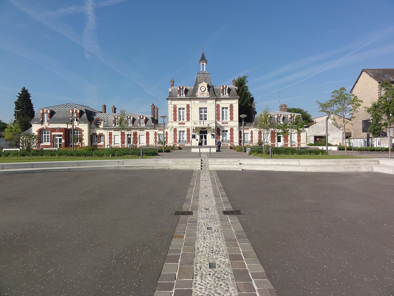Vue de la Mairie de Persan au bord de l'Oise près de Jumbo Pneus Chambly