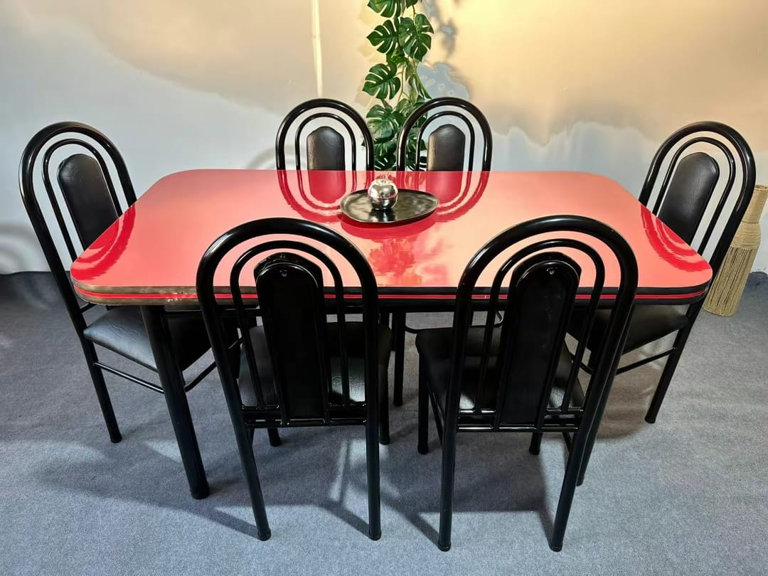 Comedor elegante con sillas de estructura metálica