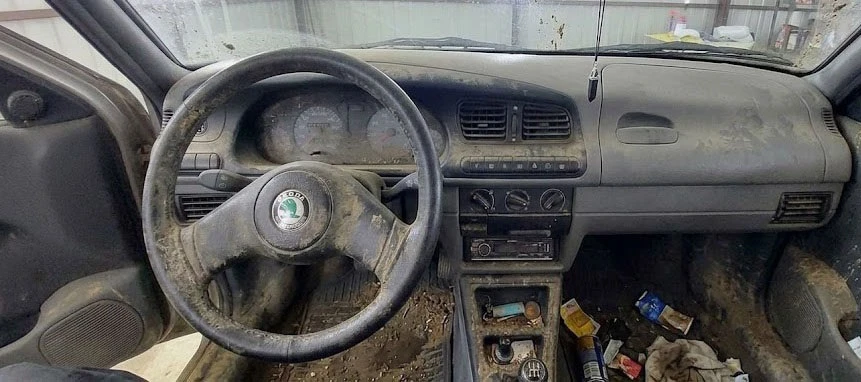 Erősen szennyezett utastér (előtte)