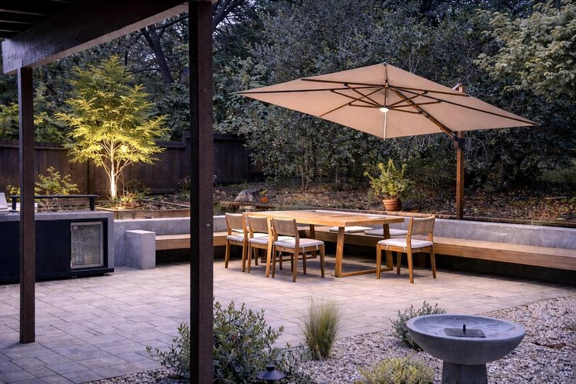 Sunken Outdoor Dining & Cantilever Lounge
