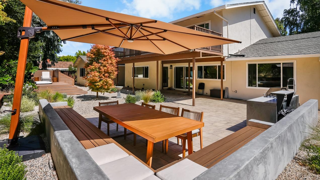 Custom Outdoor Kitchen & Built-in Perimeter Dining
