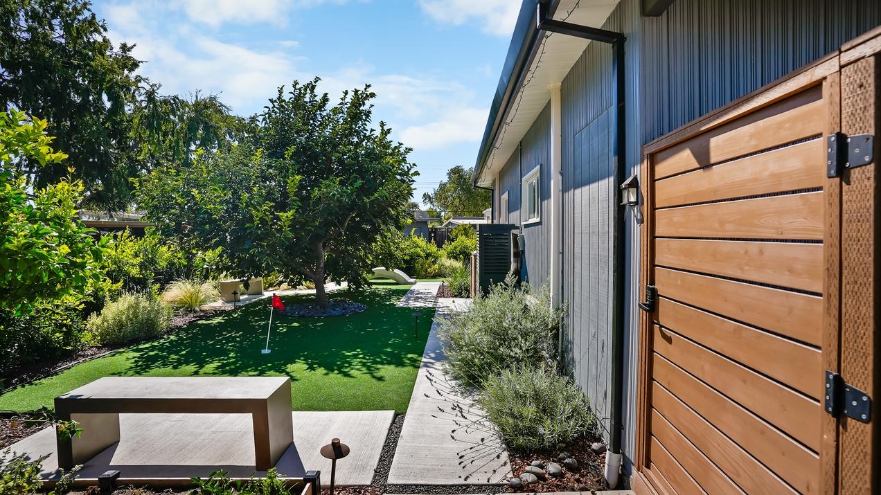 Private Putting Green & Architectural Garden Walk