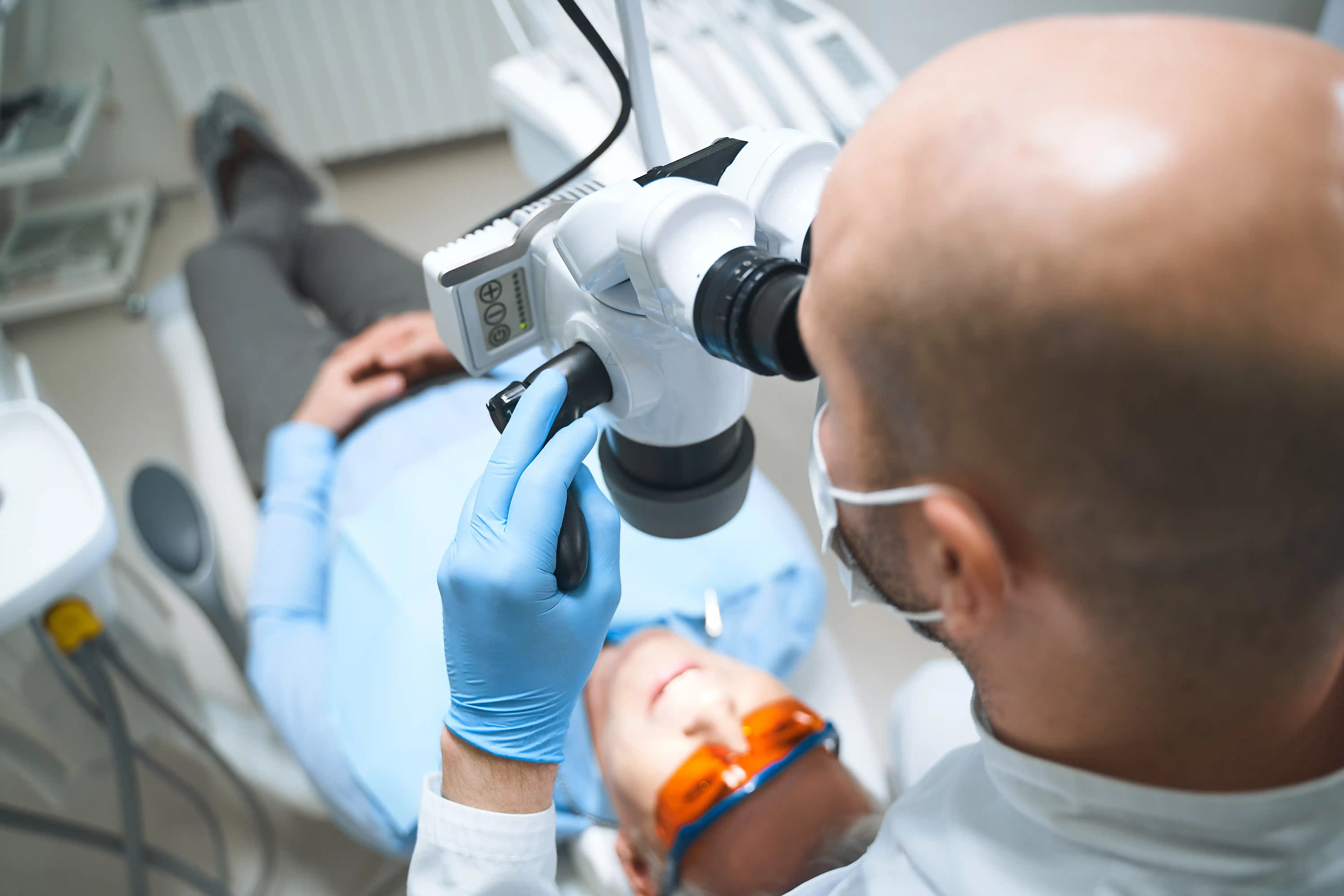 Korszerű, mikroszkópos szemléletű gyökérkezelés és fogmegtartás az Avenue Dental Budapestnél