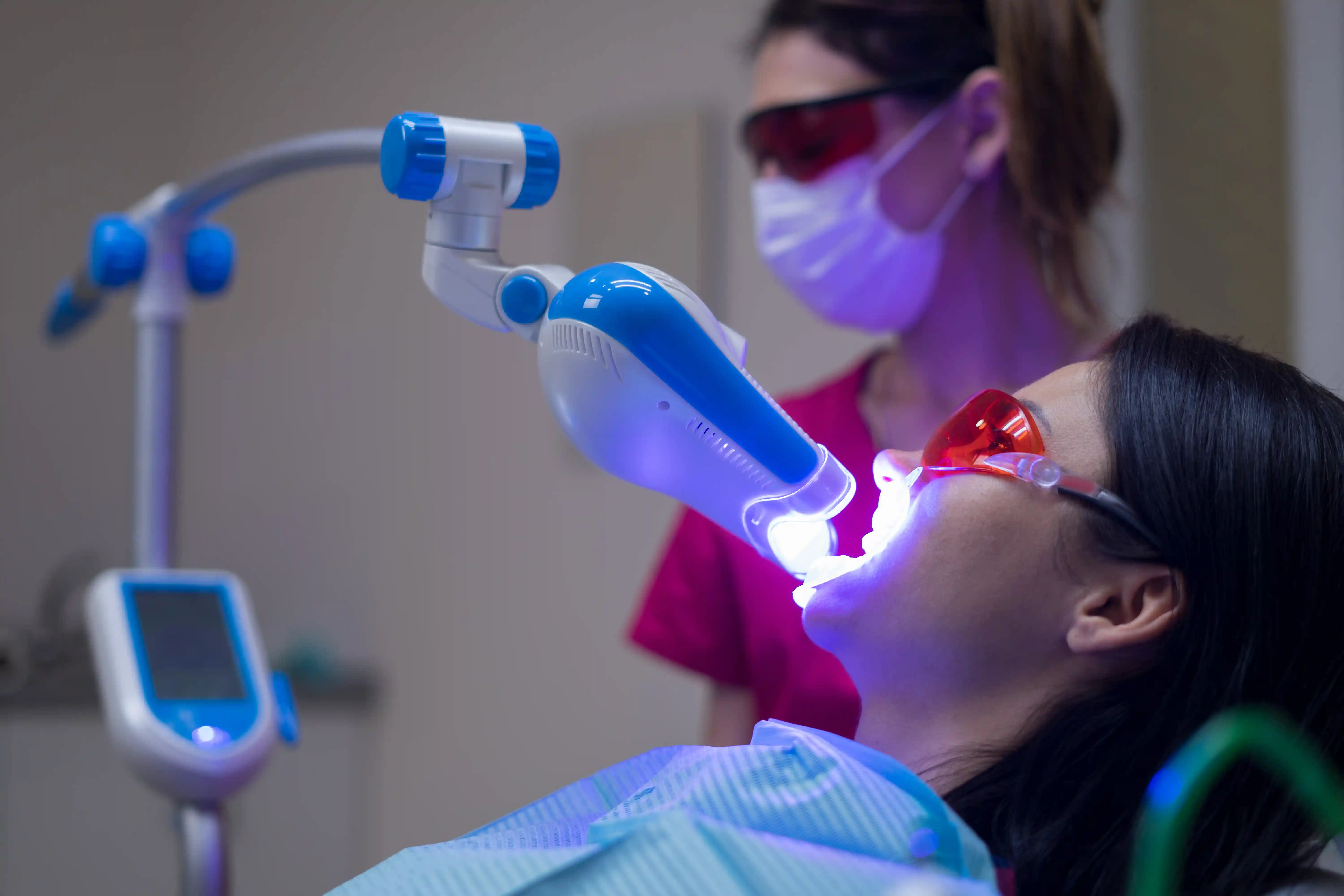Korszerű rendelői fogfehérítő technológia és védőszemüveges kezelés az Avenue Dental Budapestnél