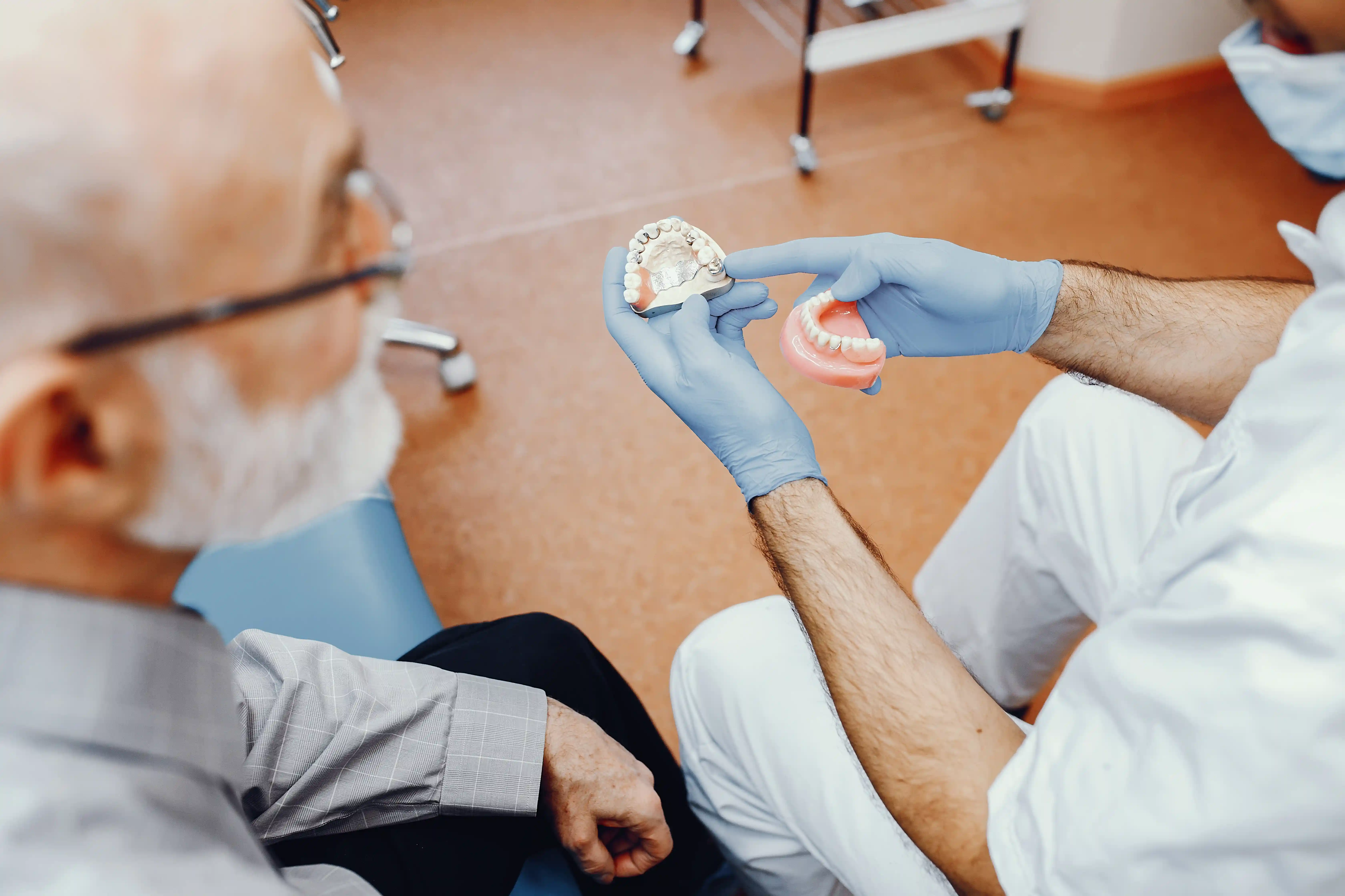 Consultation spécialisée et discussion de modèles de prothèses amovibles au cabinet Avenue Dental