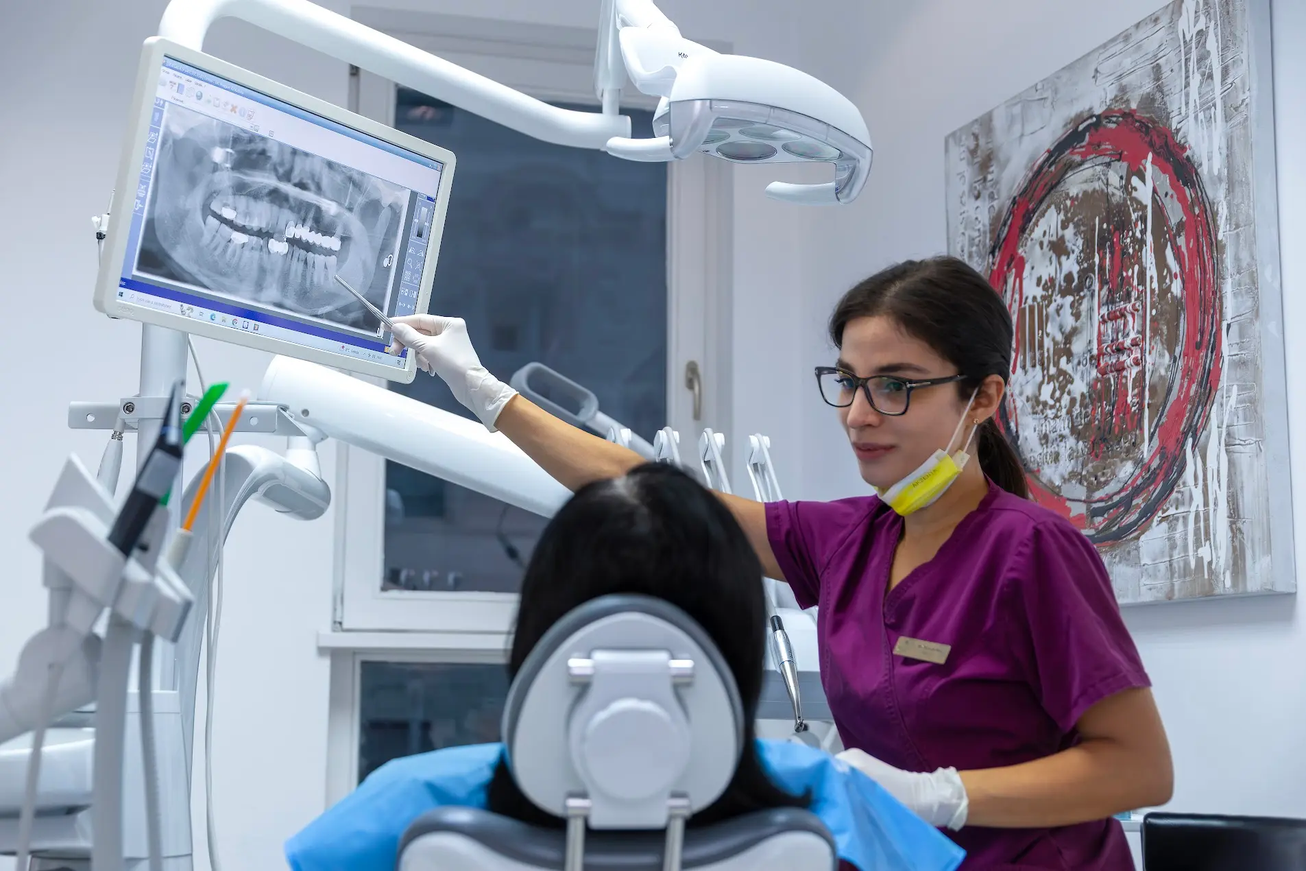 Consultation dentaire et examen de radiographie numérique avec le dentiste chez Avenue Dental Budapest