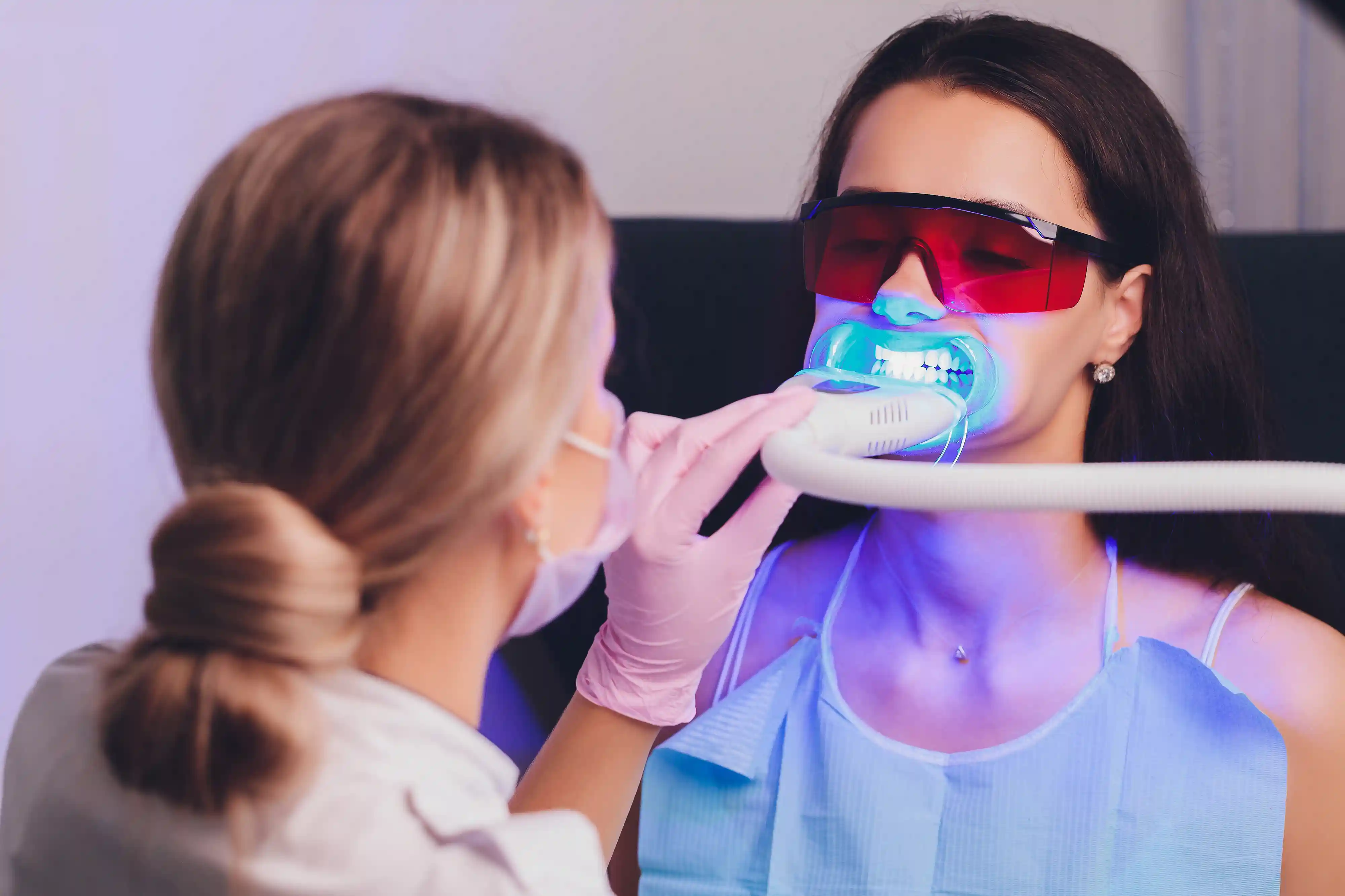 Korszerű rendelői fogfehérítési beavatkozás és ínyvédelem az Avenue Dental Budapestnél