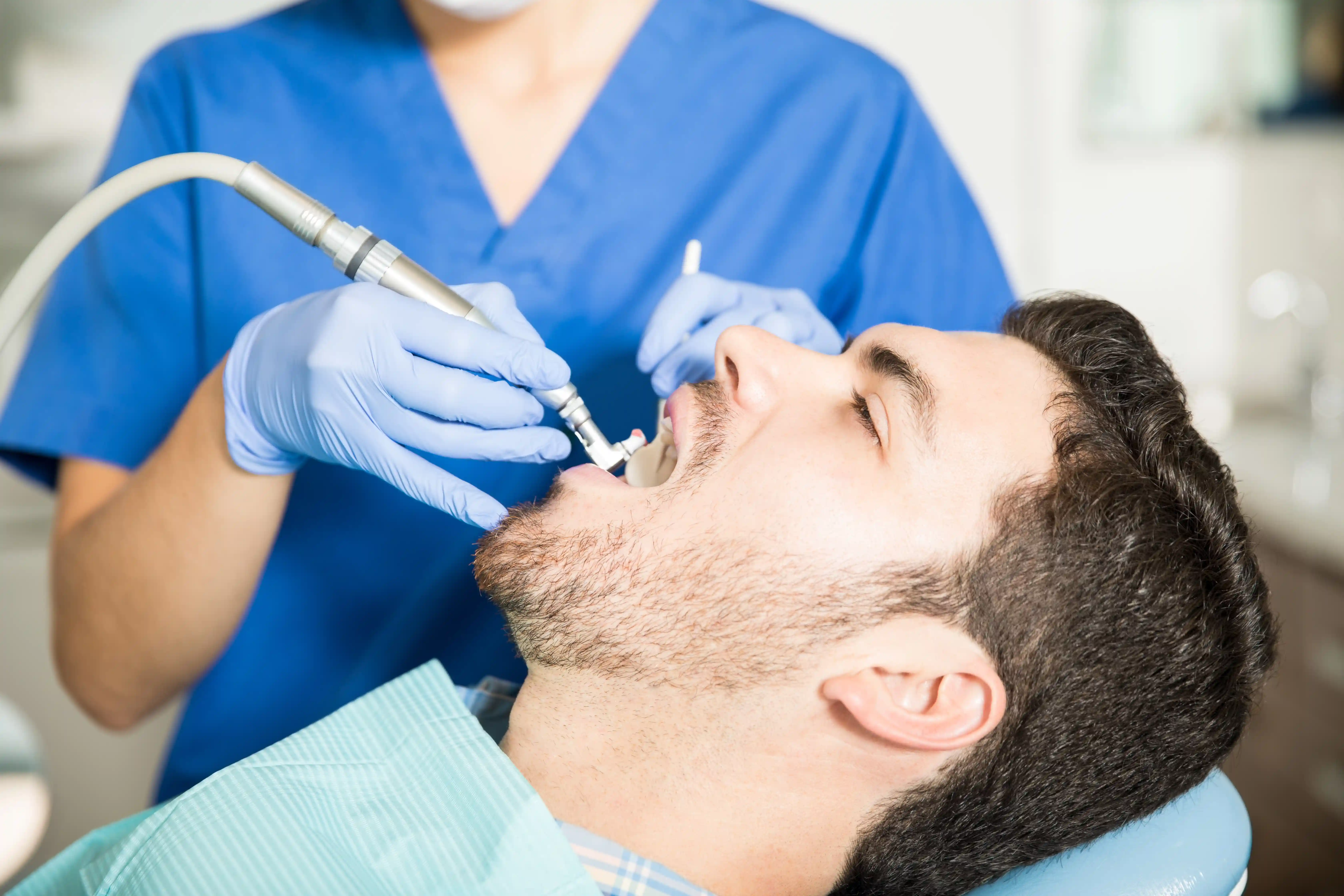 Soins d'hygiène bucco-dentaire professionnels et détartrage au cabinet Avenue Dental