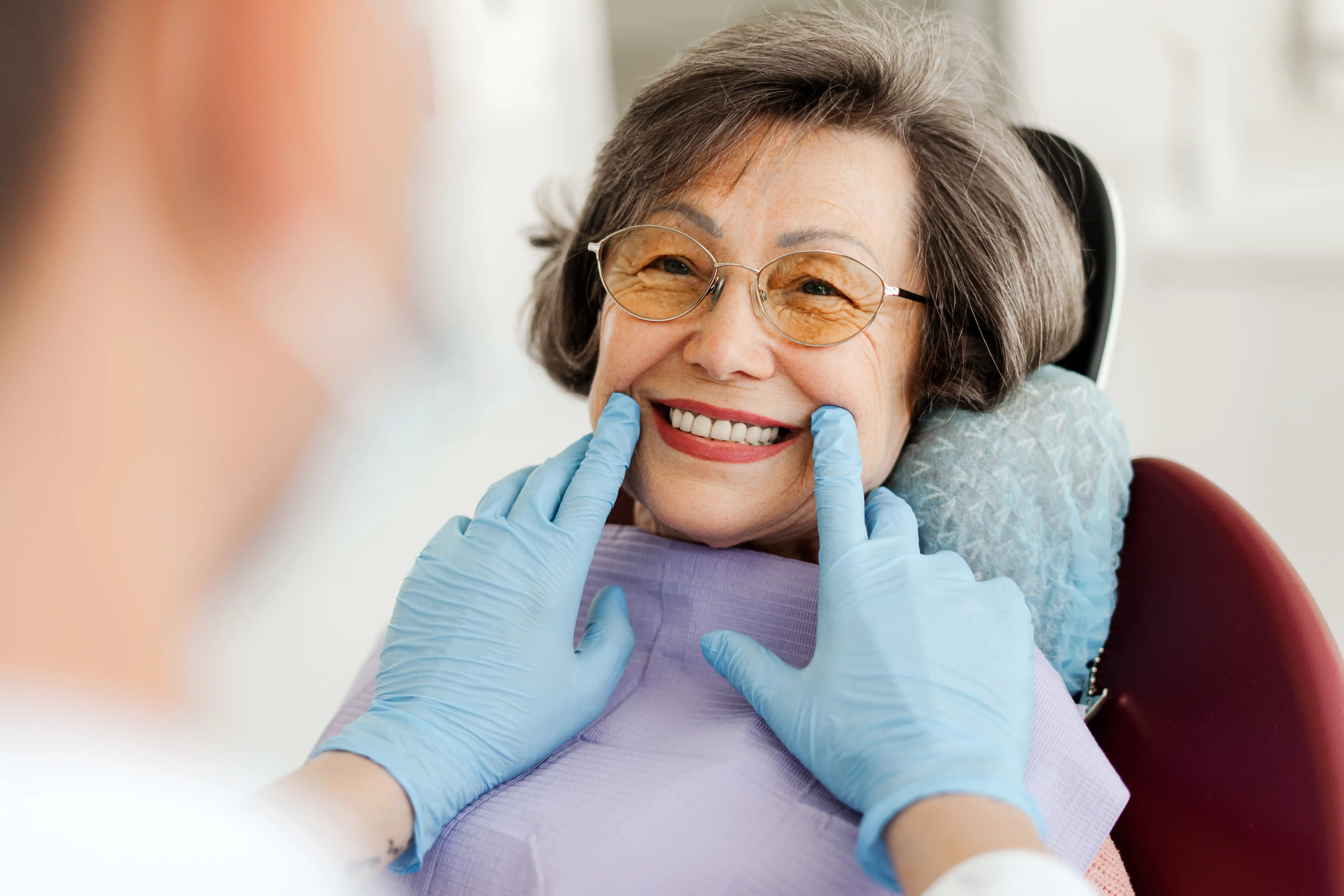 Patiente souriante et confiante au cabinet dentaire après un traitement par prothèse amovible chez Avenue Dental
